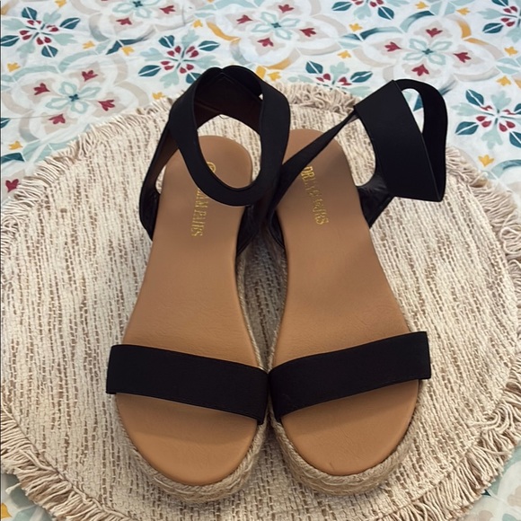 Dream Paris Shoes - Elegant Black and Tan Sandals size 8.5